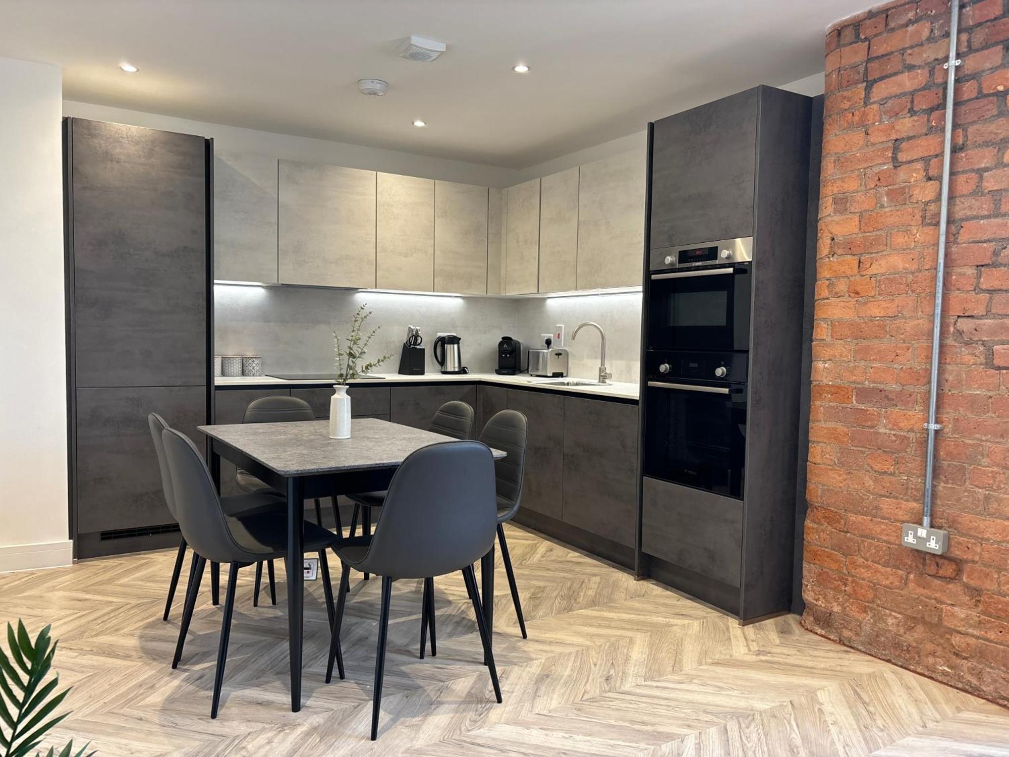 Manchester Apt, Free Parking, Business, Couples & Families 외부 사진