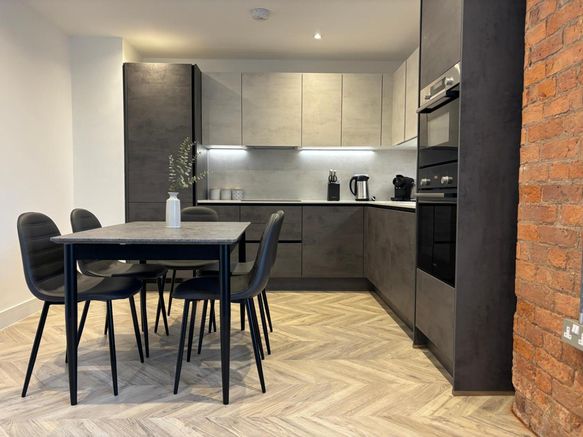 Manchester Apt, Free Parking, Business, Couples & Families 외부 사진